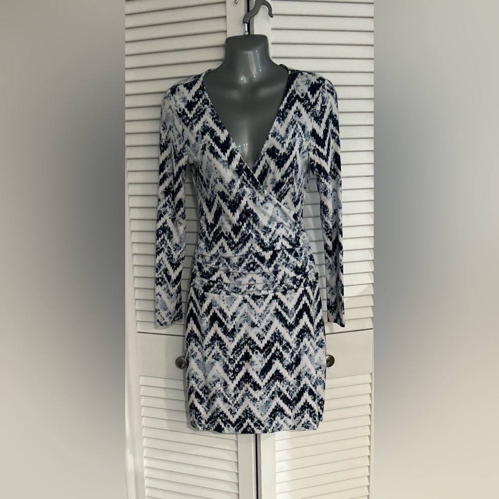 Tart long sleeve surplice blue and white heathered chevron print dress Small